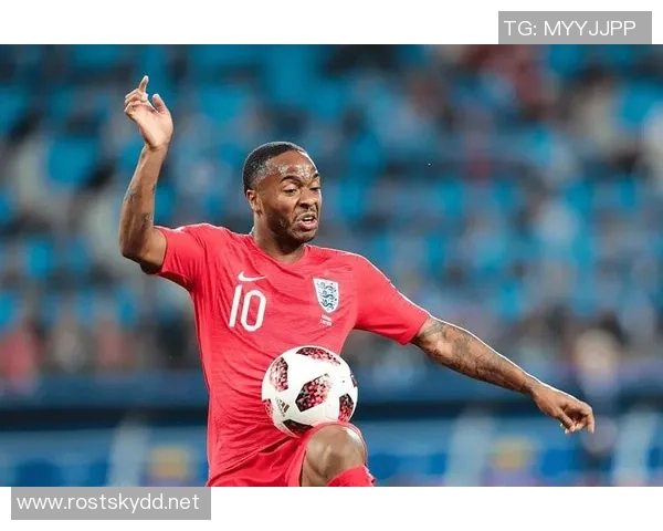 足球明星在比赛中意外撞上门柱引发全场惊呼与热议