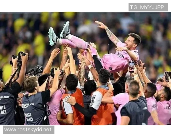 足球明星璀璨星空汇聚海报展现球场传奇与荣耀瞬间